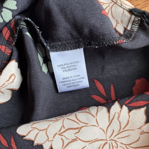 Bobeau collection floral buttoned blouse - Picture 3 of 4